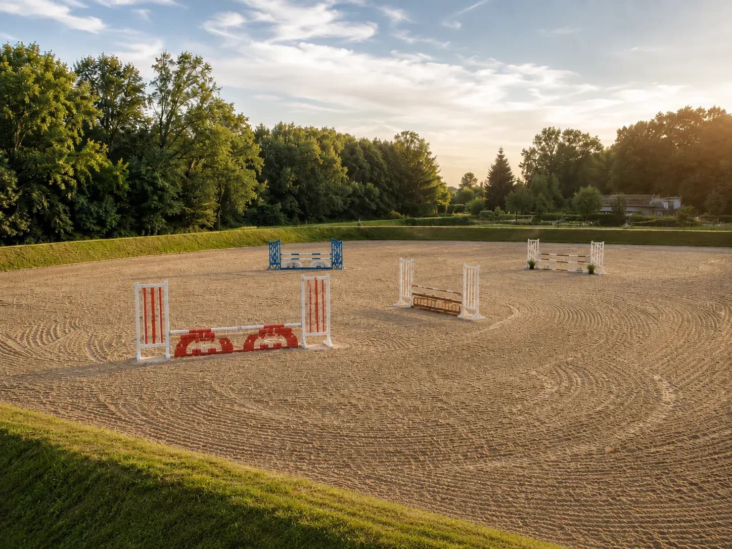 Außenplatz mit Sandboden und Sprunghindernissen